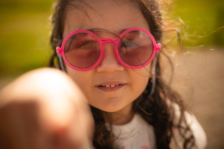 Ensaio de aniversário - fotógrafo de família - fotos de família - ensaio ao ar livre - ensaio externo - fotos descontraídas - Pelotas - Parque Una - Antonio Rocha Fotografias - Ursinho - naninha - Pracinha - Óculos Infantil  - Maitê - Manu - Murilo