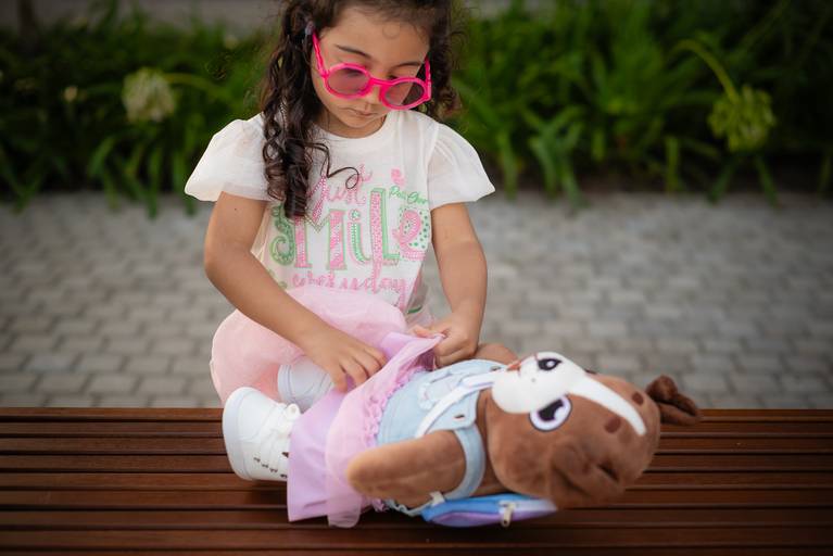 Ensaio de aniversário - fotógrafo de família - fotos de família - ensaio ao ar livre - ensaio externo - fotos descontraídas - Pelotas - Parque Una - Antonio Rocha Fotografias - Ursinho - naninha - Pracinha - Óculos Infantil  - Maitê - Manu - Murilo