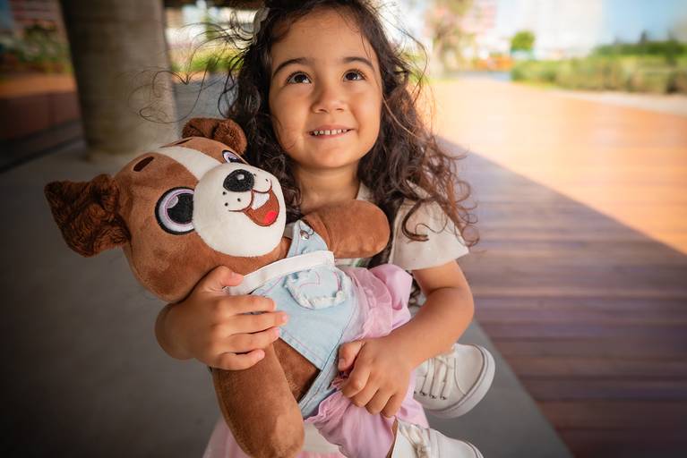 Ensaio de aniversário - fotógrafo de família - fotos de família - ensaio ao ar livre - ensaio externo - fotos descontraídas - Pelotas - Parque Una - Antonio Rocha Fotografias - Ursinho - naninha - Pracinha - Óculos Infantil  - Maitê - Manu - Murilo