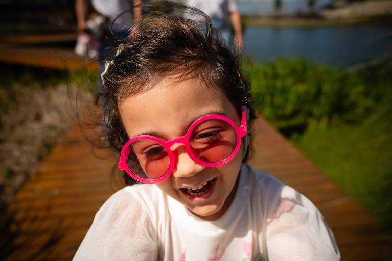 Ensaio de aniversário - fotógrafo de família - fotos de família - ensaio ao ar livre - ensaio externo - fotos descontraídas - Pelotas - Parque Una - Antonio Rocha Fotografias - Ursinho - naninha - Pracinha - Óculos Infantil  - Maitê - Manu - Murilo
