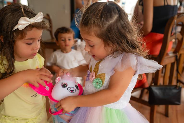 festa infantil – coleção premiada – festa infantil – festa de criança – festa no clube- Beatriz – Pelotas – Antonio Rocha Fotografias – Fotógrafo de Crianças – Fotógrafo de Eventos - festa em casa - unicórnio - batatinha - balão surpresa - bola de sabão