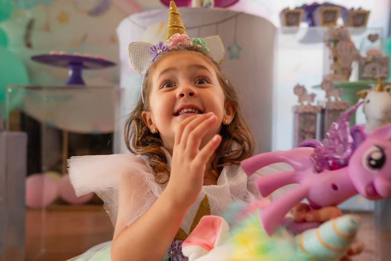 festa infantil – coleção premiada – festa infantil – festa de criança – festa no clube- Beatriz – Pelotas – Antonio Rocha Fotografias – Fotógrafo de Crianças – Fotógrafo de Eventos - festa em casa - unicórnio - batatinha - balão surpresa - bola de sabão