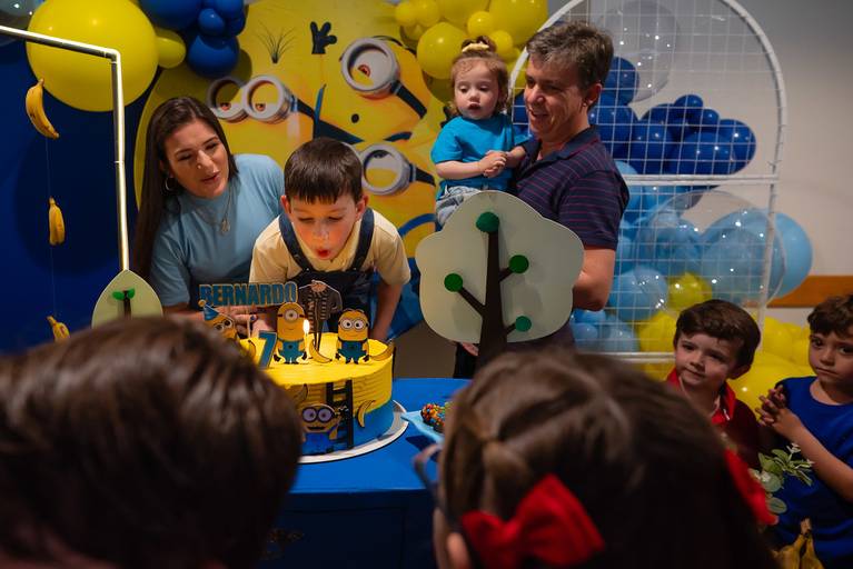 festa infantil – coleção premiada – festa de criança – ensaio de aniversário – festa infantil – festa de criança – clube - bernardo - bê - Pelotas – Antonio Rocha Fotografias – Fotógrafo de Crianças – Fotógrafo de Evento -minnions- fralda – pés descalço