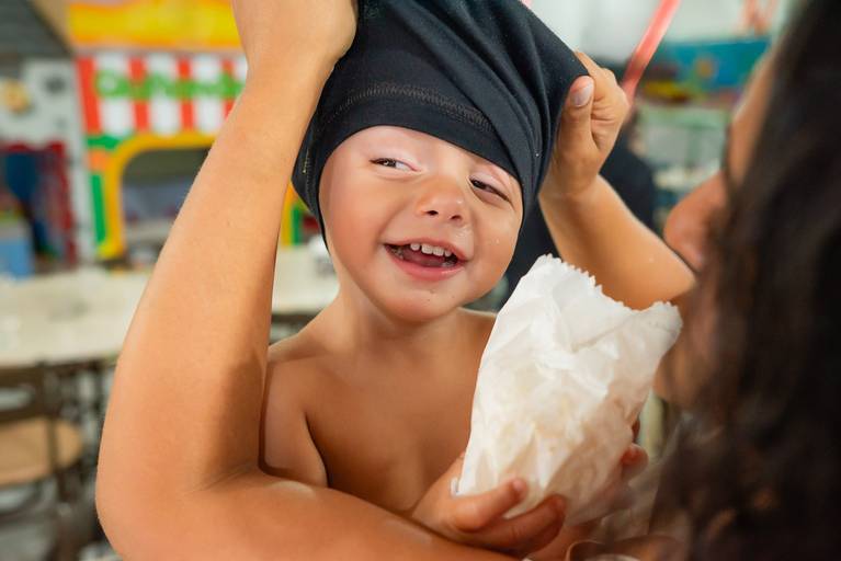 festa infantil – coleção premiada – festa de criança – ensaio de aniversário – festa infantil – festa de criança – festa no salão - alice – Pelotas – Antonio Rocha Fotografias – Fotógrafo de Crianças – Fotógrafo de Eventos -porquinho da india - pirulito
