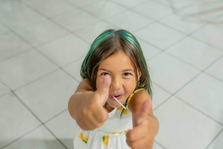 festa infantil – coleção premiada – festa de criança – ensaio de aniversário – festa infantil – festa de criança – festa no salão - alice – Pelotas – Antonio Rocha Fotografias – Fotógrafo de Crianças – Fotógrafo de Eventos -porquinho da india - pirulito
