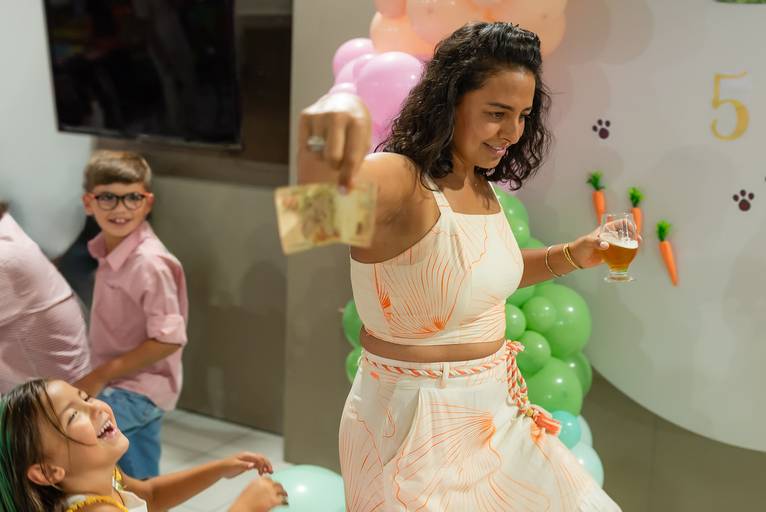 festa infantil – coleção premiada – festa de criança – ensaio de aniversário – festa infantil – festa de criança – festa no salão - alice – Pelotas – Antonio Rocha Fotografias – Fotógrafo de Crianças – Fotógrafo de Eventos -porquinho da india - pirulito
