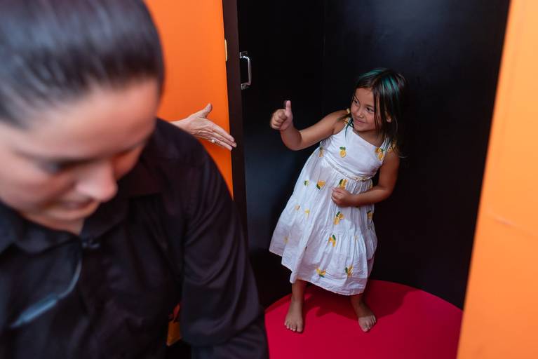 festa infantil – coleção premiada – festa de criança – ensaio de aniversário – festa infantil – festa de criança – festa no salão - alice – Pelotas – Antonio Rocha Fotografias – Fotógrafo de Crianças – Fotógrafo de Eventos -porquinho da india - pirulito
