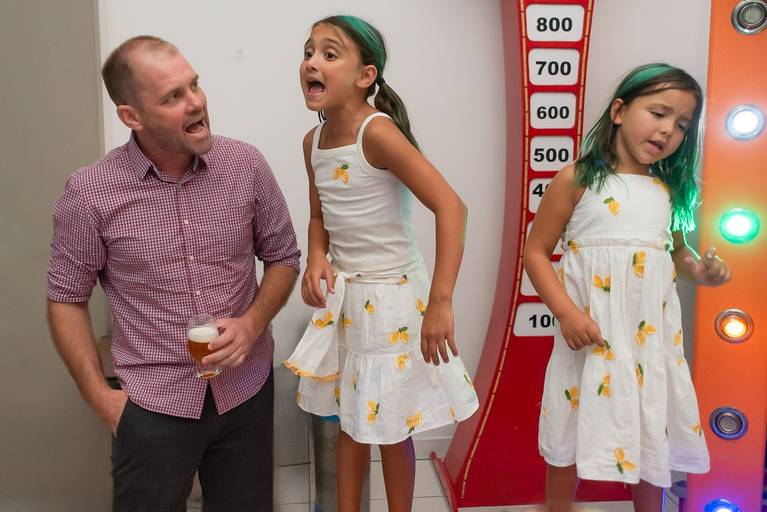 festa infantil – coleção premiada – festa de criança – ensaio de aniversário – festa infantil – festa de criança – festa no salão - alice – Pelotas – Antonio Rocha Fotografias – Fotógrafo de Crianças – Fotógrafo de Eventos -porquinho da india - pirulito
