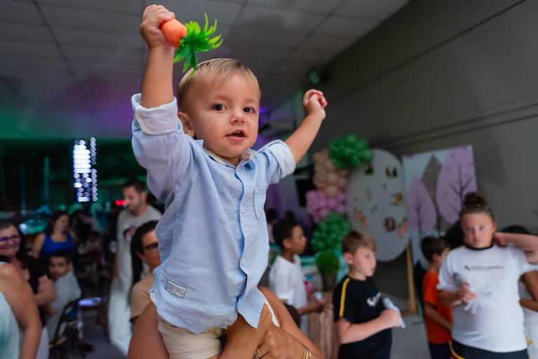 festa infantil – coleção premiada – festa de criança – ensaio de aniversário – festa infantil – festa de criança – festa no salão - alice – Pelotas – Antonio Rocha Fotografias – Fotógrafo de Crianças – Fotógrafo de Eventos -porquinho da india - pirulito