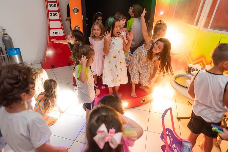 festa infantil – coleção premiada – festa de criança – ensaio de aniversário – festa infantil – festa de criança – festa no salão - alice – Pelotas – Antonio Rocha Fotografias – Fotógrafo de Crianças – Fotógrafo de Eventos -porquinho da india - pirulito
