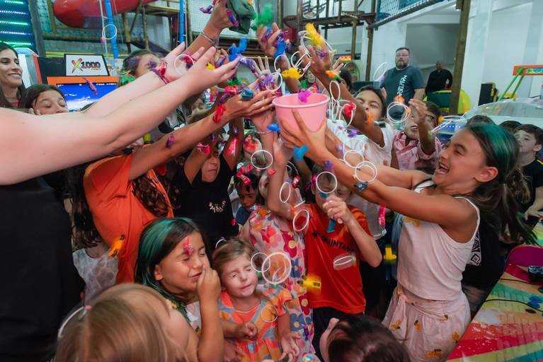 festa infantil – coleção premiada – festa de criança – ensaio de aniversário – festa infantil – festa de criança – festa no salão - alice – Pelotas – Antonio Rocha Fotografias – Fotógrafo de Crianças – Fotógrafo de Eventos -porquinho da india - pirulito
