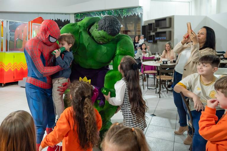 festa infantil – coleção premiada – festa de criança – ensaio de aniversário – festa infantil – festa de criança – Vicente – tio Guigui  - Pelotas – Antonio Rocha Fotografias – Fotógrafo de Crianças – Fotógrafo de Evento – Meu Herói – Homem Aranha - Hulck