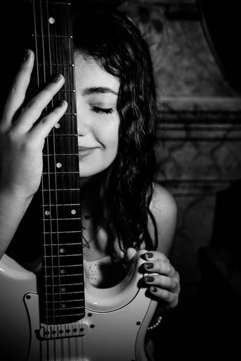 ensaio - debutante - 15 anos - ensaio ao ar livre - cúrcuma café - analu - guitarra - vestido de debutante - vestido da valsa - batuta - musical - book de 15 anos - fotos de 15 anos - fotógrafo de 15 anos - pelotas - antonio rocha fotografias - antiquário