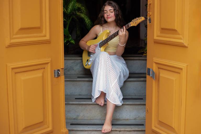 ensaio - debutante - 15 anos - ensaio ao ar livre - cúrcuma café - analu - guitarra - vestido de debutante - vestido da valsa - batuta - musical - book de 15 anos - fotos de 15 anos - fotógrafo de 15 anos - pelotas - antonio rocha fotografias - antiquário