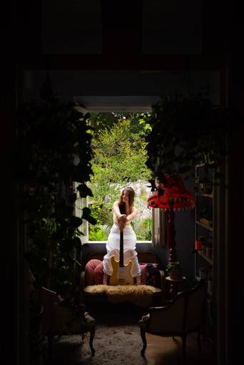 ensaio - debutante - 15 anos - ensaio ao ar livre - cúrcuma café - analu - guitarra - vestido de debutante - vestido da valsa - batuta - musical - book de 15 anos - fotos de 15 anos - fotógrafo de 15 anos - pelotas - antonio rocha fotografias - antiquário