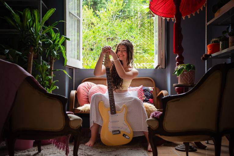 ensaio - debutante - 15 anos - ensaio ao ar livre - cúrcuma café - analu - guitarra - vestido de debutante - vestido da valsa - batuta - musical - book de 15 anos - fotos de 15 anos - fotógrafo de 15 anos - pelotas - antonio rocha fotografias - antiquário