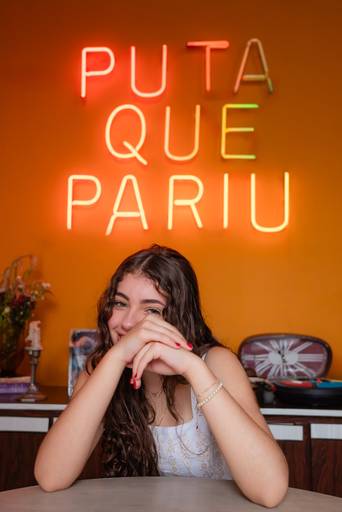 ensaio - debutante - 15 anos - ensaio ao ar livre - cúrcuma café - analu - guitarra - vestido de debutante - vestido da valsa - batuta - musical - book de 15 anos - fotos de 15 anos - fotógrafo de 15 anos - pelotas - antonio rocha fotografias - antiquário