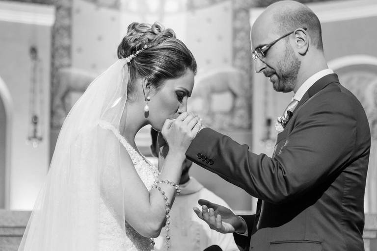 Casamento Destination Wedding da Renata e do Kleiton na República Dominicana por Vinícius Vogel Fotógrafo de Casamento Porto Alegre, Serra Gaúcha, Destination Wedding, em Montenegro, noiva beijando aliança