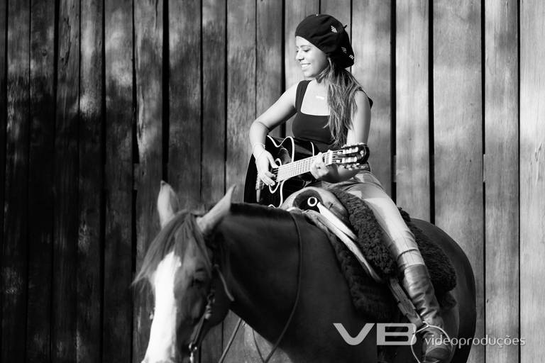 Ensaio 15 anos com violão e cavalo