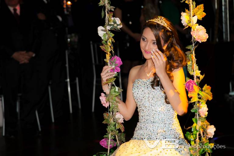 Menina emocionada na festa de 15