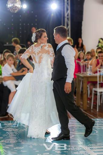 Noivos dançando valsa