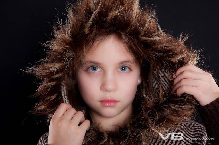 Foto de menina em estúdio
