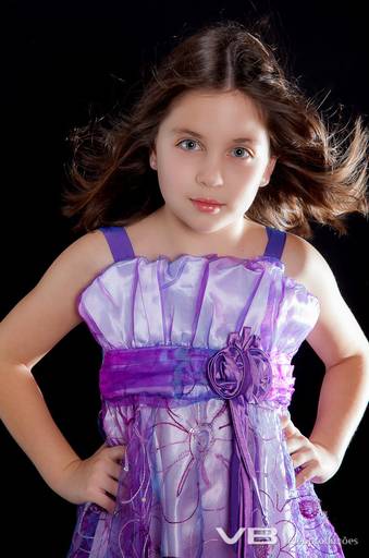 Menina em estúdio, pose de modelo