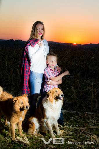Crianças com cachorro e pôr do sol