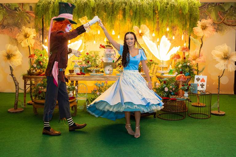 Alice danca com chapeleiro