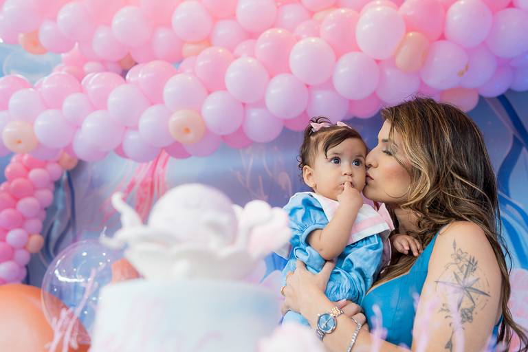 beijo da mae na bebe de 1 ano