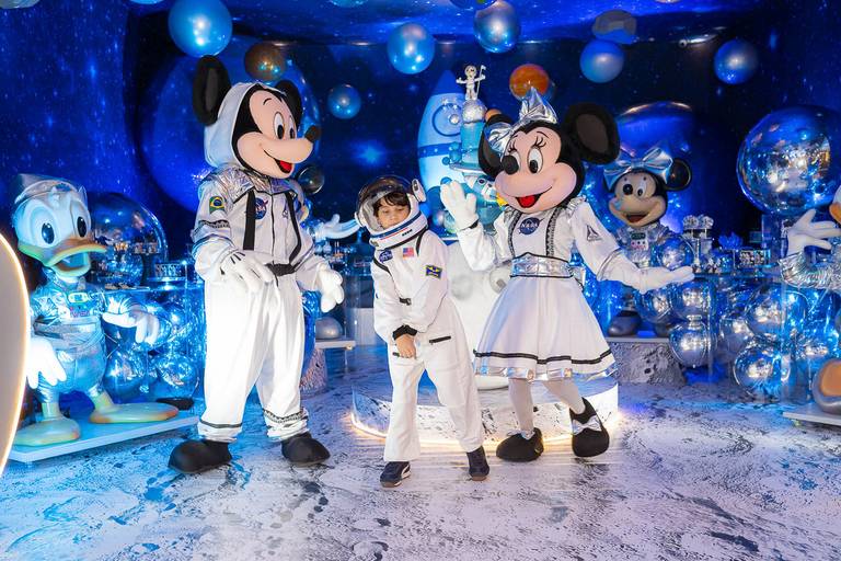 Astronauta com mickey e a minie em festa de aniversario de 8 anos