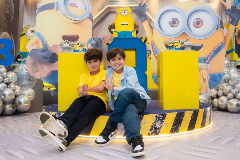 irmaos na festa dos minions