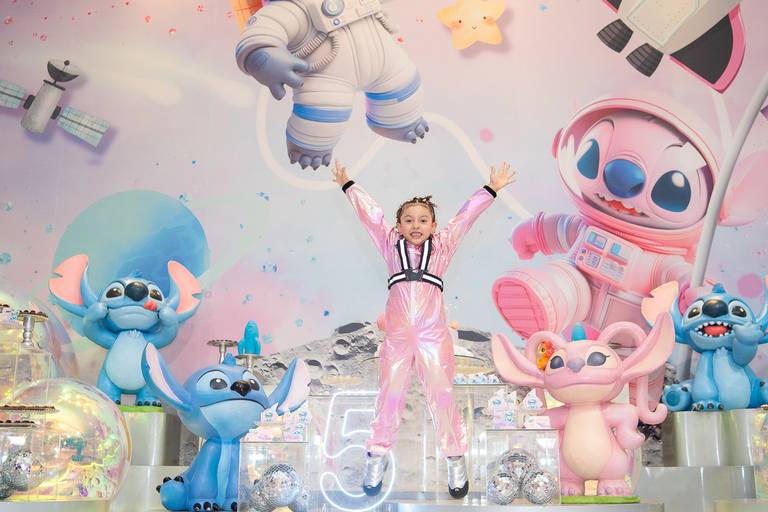 Vanessa no aniversario de Stitch