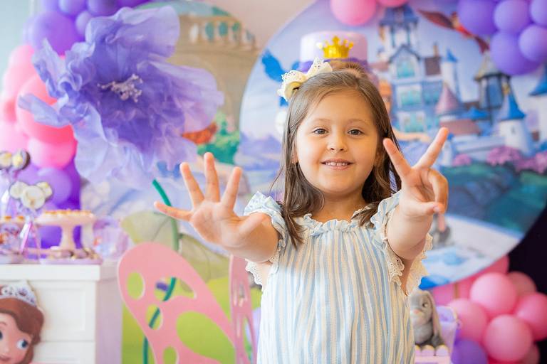 Liz na sua festa fazendo 7 anos