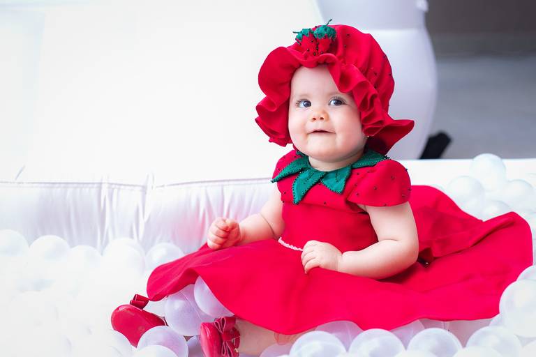 Aline de chapeuzinho vermelho na piscina de bolinhas