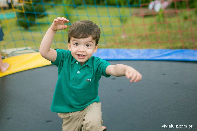 criança correndo no pula-pula