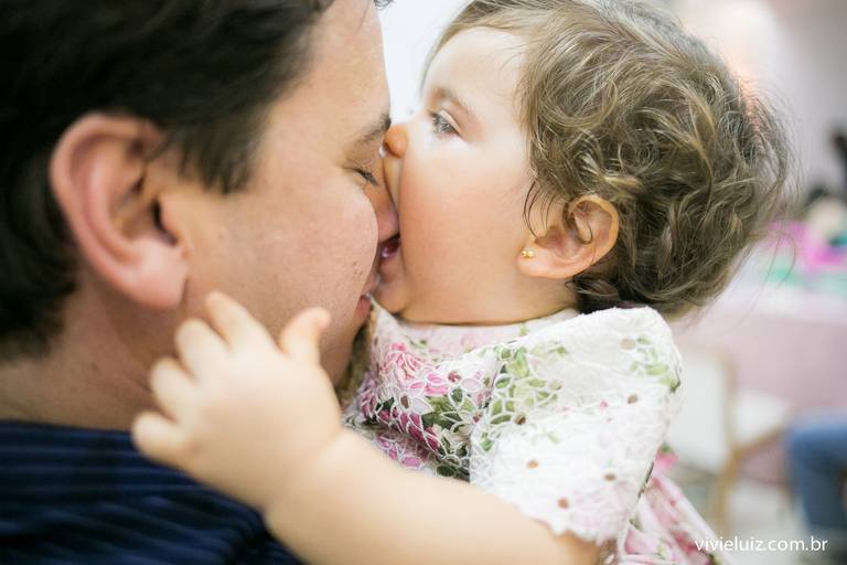 criança beijando o nariz do pai