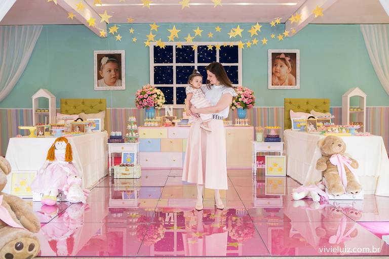 mae e filha na mesa do bolo