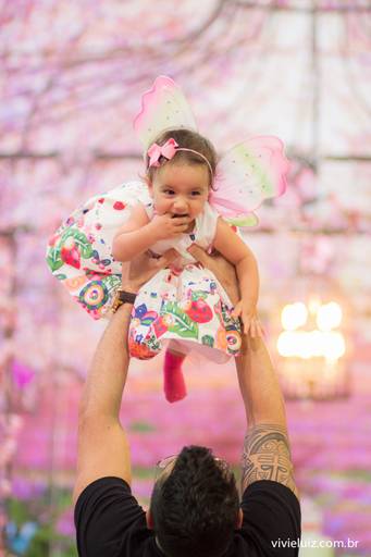 pai fazendo aviãozinho com a filha