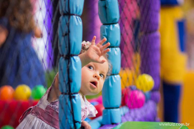 criança na piscina de bolinhas