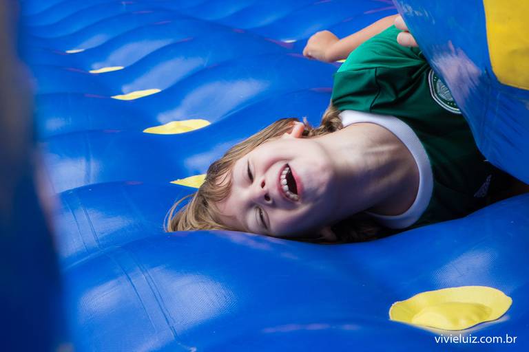 criança no brinquedo inflavel