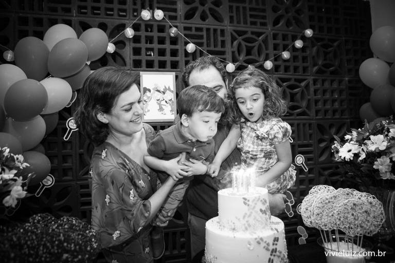 femilia na mesa do bolo na hora do parabens