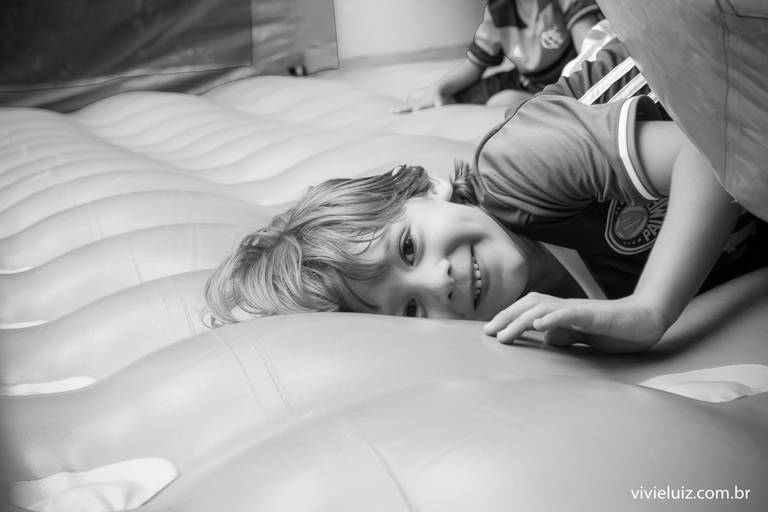 criança no brinquedo inflavel em preto e branco