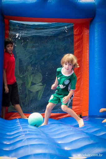 criança jogando futebol de sabão