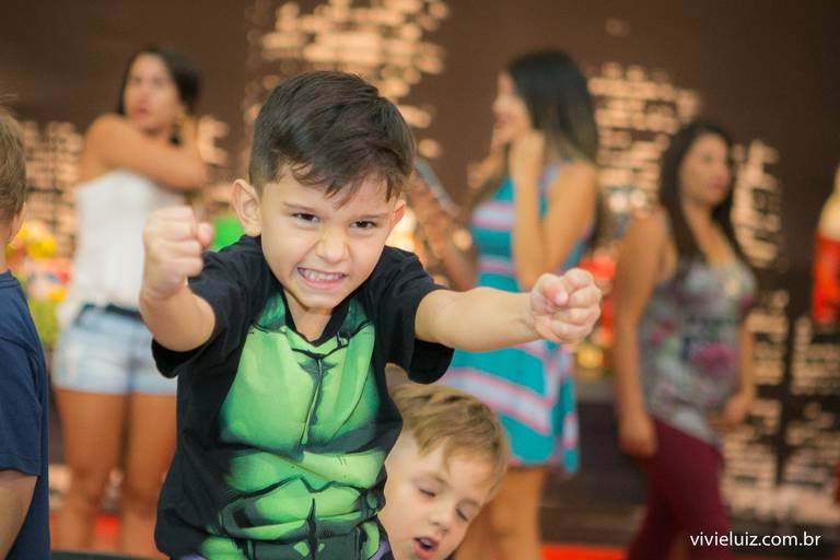 criança brincando de hulk
