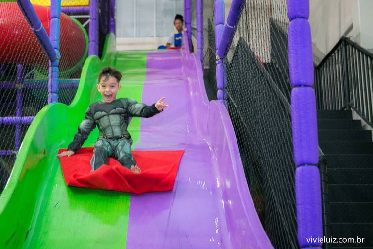 criança escorregando no escorrega