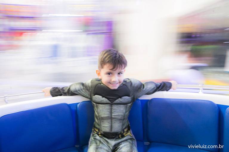 criança no gira-gira