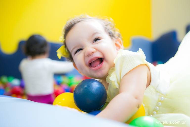 criança na piscina de bolinhas