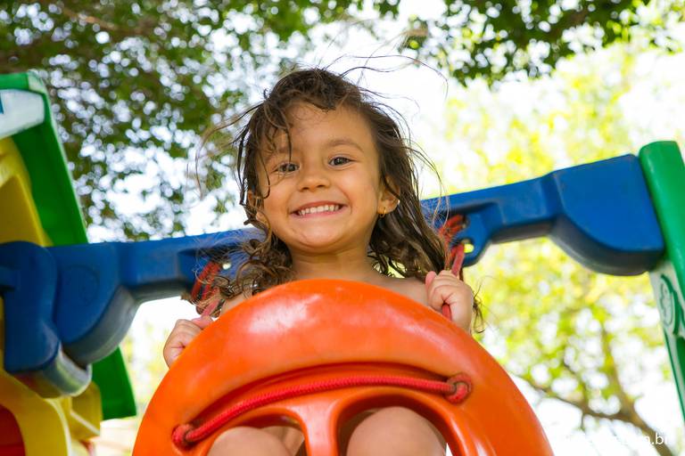 criança no balanço