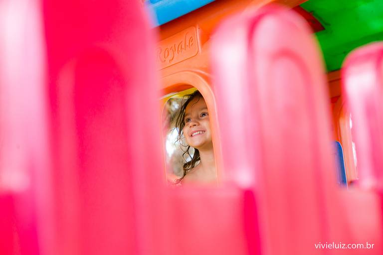 criança na casinha de brinuquedo